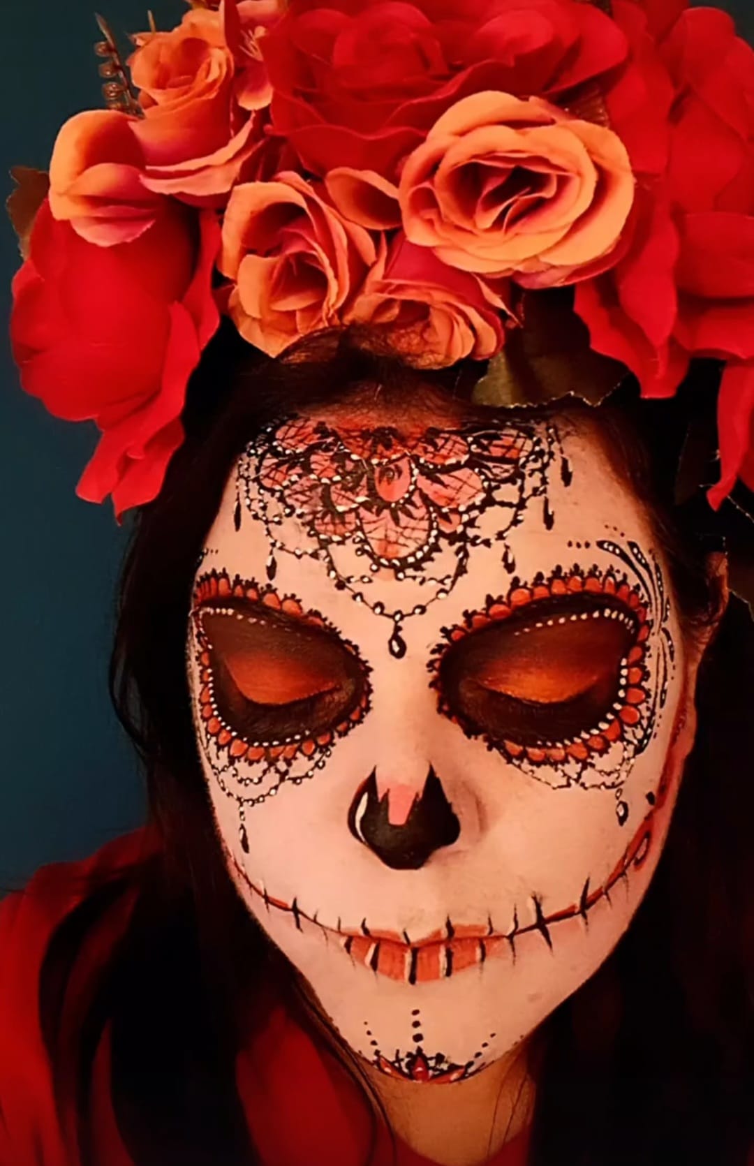Maquillaje profesional de catrina, calavera mexicana con encaje y flores, para Halloween