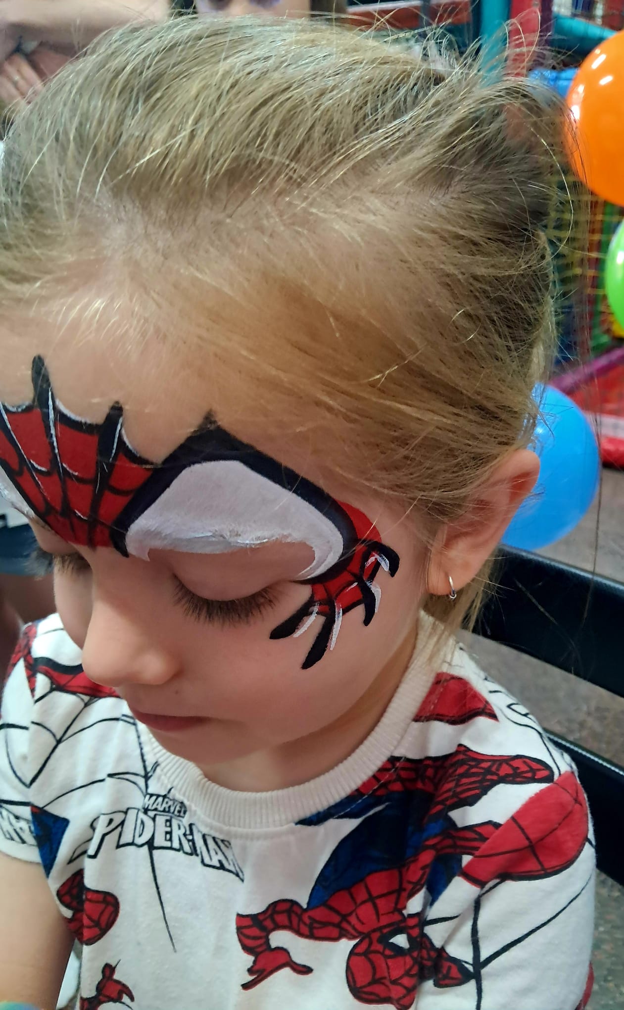 Pintacaras de la máscara de Spiderman para un cumpleaños infantil