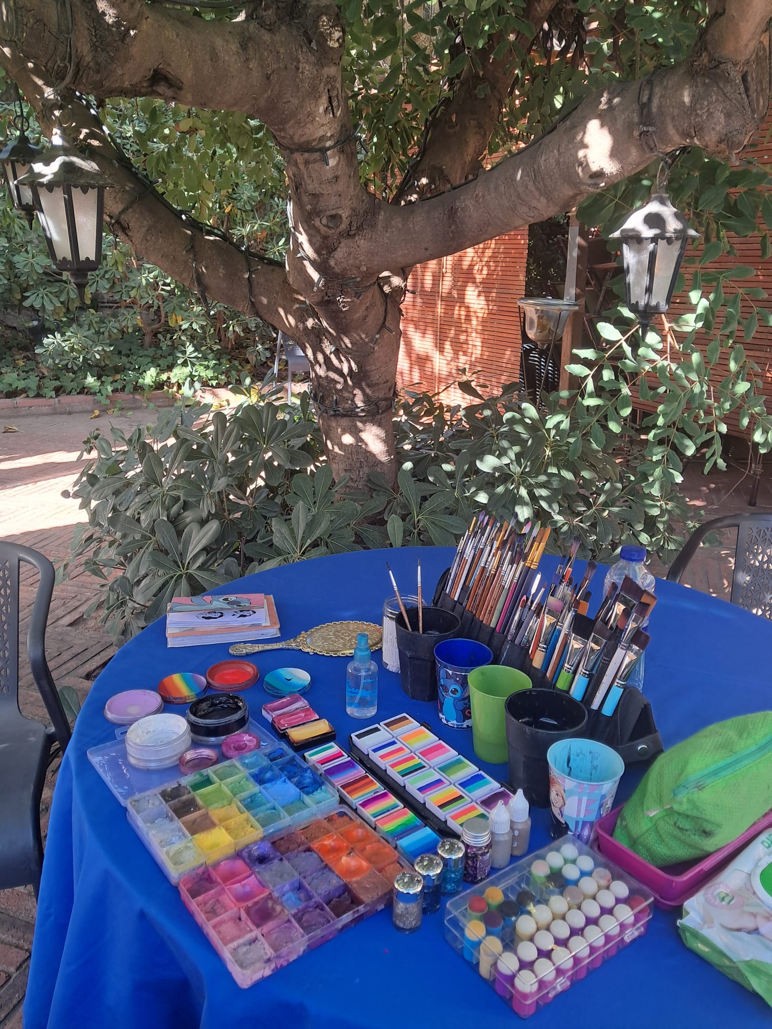 Set profesional portátil de pintacaras con mesa y taburetes para fiestas al aire libre en Barcelona
